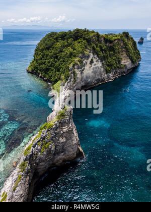Une vue aérienne de l'île en face de la plage Atuh à Nusa Penida, Indonésie Banque D'Images