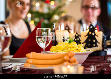 Dîner de Noël allemand de saucisses et de la salade de pommes de terre Banque D'Images