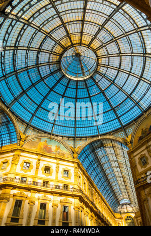 Rayons de Soleil passant à travers le dôme de verre de la galerie Vittorio Emanuele à Milan, Italie, Europe Banque D'Images