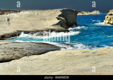 Plage de l'île de Milos, Grèce, belle place de Sarakiniko Banque D'Images