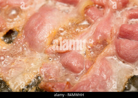 Tranches de bacon de dos fumé, produites dans l'UE, acheté dans un supermarché britannique avoir ingurgité pour faire un sandwich bacon. England UK GO Banque D'Images