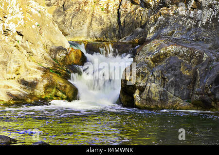 Belle cascade, l'eau qui coule sur les rochers Banque D'Images