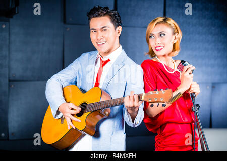 Professionnel de l'Asie de l'enregistrement en studio de la chanson bande Banque D'Images