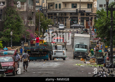 En 2018, novembre. Sao Paulo, Brésil. Après un panorama de la rue de la rue du marché aux fruits, légumes et autres aliments. Banque D'Images