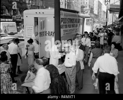 Le nouveau vaccin contre la polio est donné dans le sud de la Californie, ca. 1960. Banque D'Images