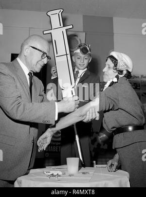 Le nouveau vaccin contre la polio est donné dans le sud de la Californie, ca. 1960. Banque D'Images