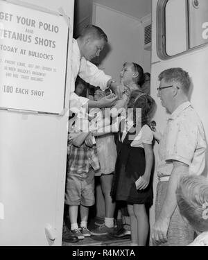 Le nouveau vaccin contre la polio est donné dans le sud de la Californie, ca. 1960. Banque D'Images