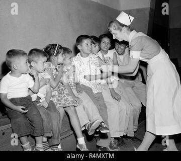 Le nouveau vaccin contre la polio est donné dans le sud de la Californie, ca. 1960. Banque D'Images