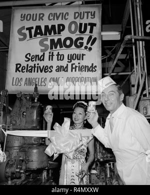 Les jeunes Carleton acteur favorise son smog dans un produit peut, ca. 1957. Banque D'Images