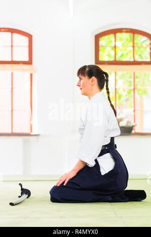 Femme à l'Aïkido arts martiaux avec épée Banque D'Images