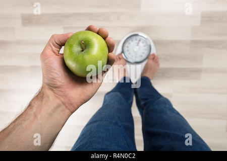 Personne mesurant le poids sur la machine de pesage Banque D'Images
