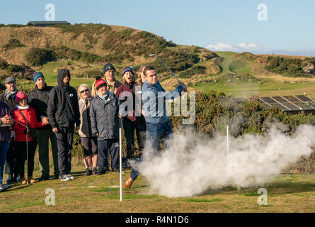 C'est MP Douglas Ross du parti conservateur écossais Tee'ing au loin avec l'explosion d'une balle de golf à un événement de bienfaisance dans la région de Moray, en Écosse. Banque D'Images