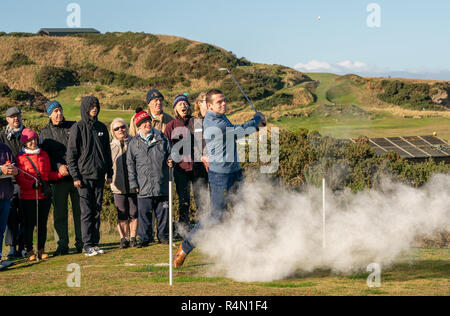 C'est MP Douglas Ross du parti conservateur écossais Tee'ing au loin avec l'explosion d'une balle de golf à un événement de bienfaisance dans la région de Moray, en Écosse. Banque D'Images