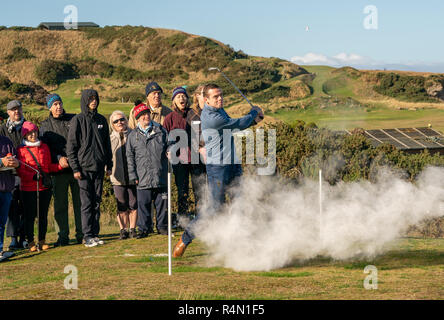 C'est MP Douglas Ross du parti conservateur écossais Tee'ing au loin avec l'explosion d'une balle de golf à un événement de bienfaisance dans la région de Moray, en Écosse. Banque D'Images