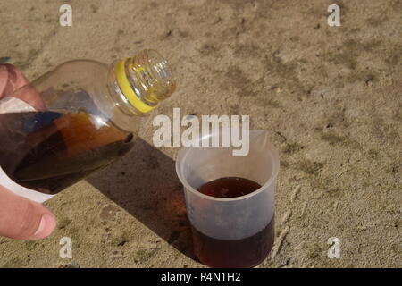 Le glyphosate épais couler dans un bécher solution Banque D'Images