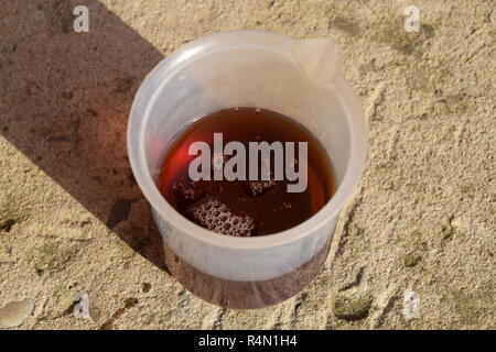 Le glyphosate épais couler dans un bécher solution Banque D'Images