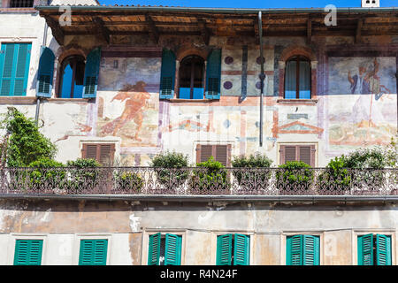 Fresques médiévales façade de maison urbaine à Vérone Banque D'Images