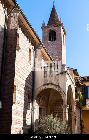 Avis de Chiesa di San Lorenzo à Vérone ville Banque D'Images