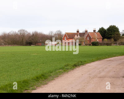 Une maison et route sur le champ d'un agriculteur Banque D'Images