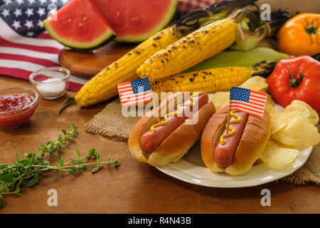 Hot-dogs avec drapeau américain cure-dents Banque D'Images