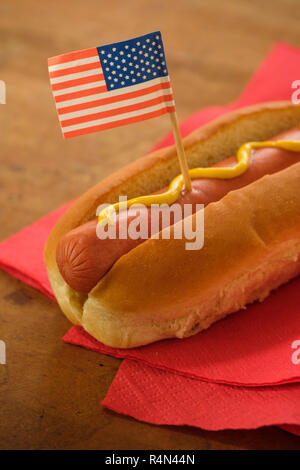 Hot dog avec le drapeau américain cure-dents Banque D'Images