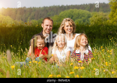 Famille heureuse en été on meadow Banque D'Images