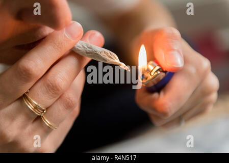 L'éclairage mixte femme marijuana Banque D'Images