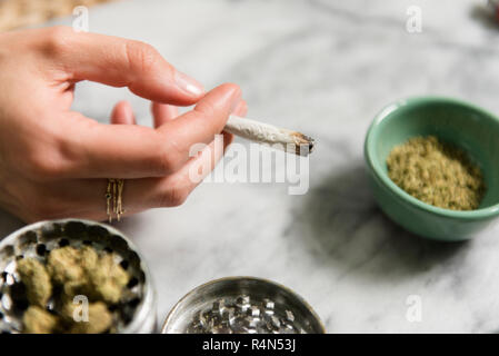 Main de femme tenant conjoint de la marijuana Banque D'Images