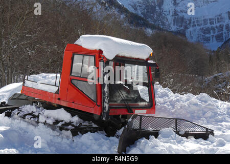 En chenillette, machine pour l'enlèvement de la neige, des sentiers de ski de préparation Banque D'Images