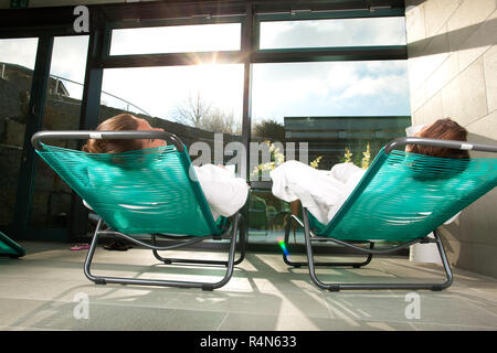 Young couple relaxing in spa bien-être Banque D'Images