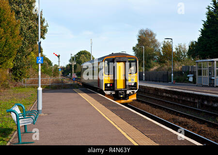 Gare Oulton Broad North, Suffolk est, Angleterre, le signal du sémaphore est effacé pour le départ d'une unité diesel de classe 153 Banque D'Images