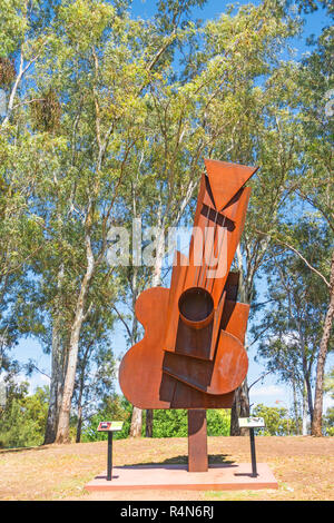 Une sculpture en acier Corten Guitare Picasso par Peter Hooper en 2016 sur l'affichage en Tamworth Bicentennial Park NSW Australie. Banque D'Images