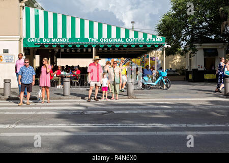 Vue sur la rue du café populaire du monde, à la Nouvelle Orléans, Louisiane, bondée de touristes, même en été. Banque D'Images