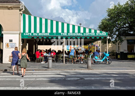 Vue sur la rue du café populaire du monde, à la Nouvelle Orléans, Louisiane, bondée de touristes, même en été. Banque D'Images