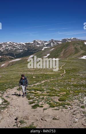 Randonnées en montagnes de femme col Loveland, Colorado Banque D'Images
