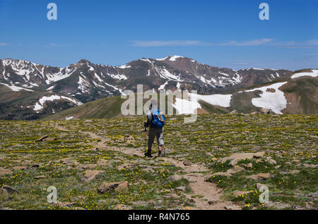 Randonnées en montagnes de femme col Loveland, Colorado Banque D'Images