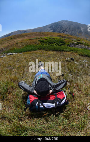 Femme reposant sur sac à dos randonnée sur sentier Silver Dollar, Colorado Banque D'Images