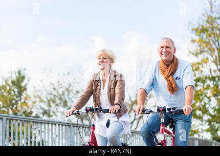 Couple avec des vélos sur le pont Banque D'Images