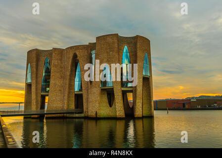 Nouveau bâtiment emblématique dans l'entrée du port, les réflexions dans le lever du soleil, Vejle, Danemark, le 15 novembre 2018 Banque D'Images