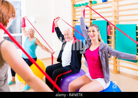 Au cours de remise en forme les cadres dans une salle de sport Banque D'Images