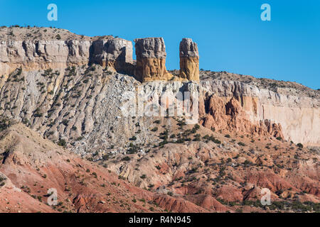 Formations rocheuses multicolores et des tours dans le paysage désertique de Ghost ranch près de Abiquiu, Nouveau Mexique dans le sud-ouest américain Banque D'Images