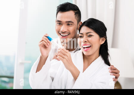 Asian couple avec test de grossesse au lit Banque D'Images