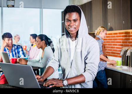 Programmeur dans le salon de noir il start-up Banque D'Images