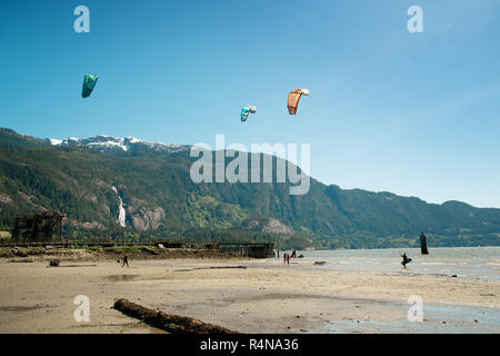 Kite boarders Newport Beach à une marée basse. Squamish BC, Canada. Banque D'Images