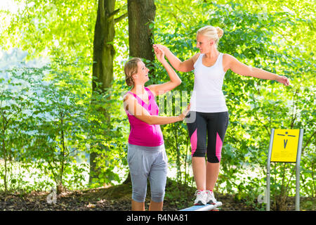 Soldes femme enceinte obtenez de l'aide de partenaire formation. Banque D'Images