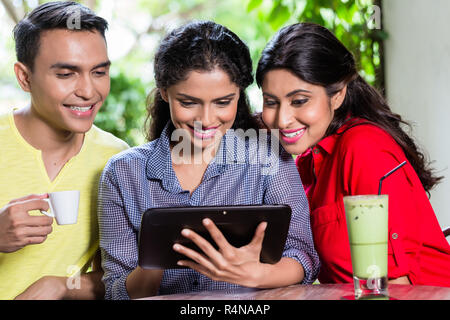 Groupe de jeunes Indiens à la tablette à l'ordinateur Banque D'Images