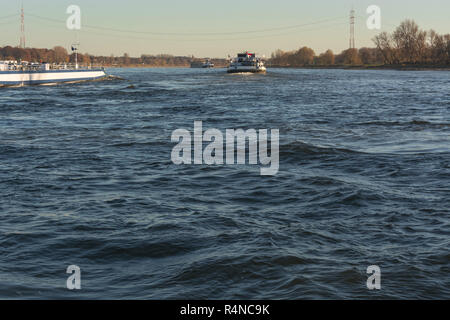 Le trafic des navires sur le Rhin Banque D'Images