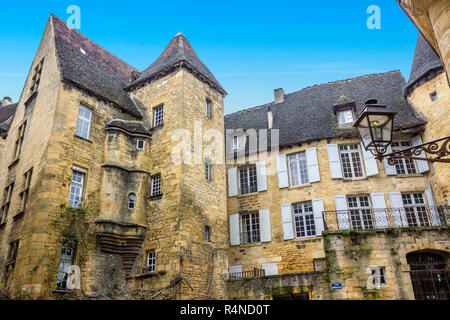 SARLAT-la-caneda, FRANCE - 2 mars 2011 : anciens bâtiments donnant sur la place du marché d'oie à la ville de Sarlat-la-caneda, Périgord, France. Banque D'Images