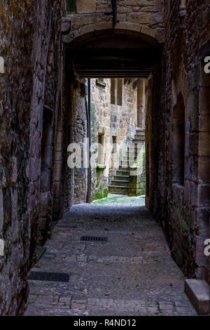 SARLAT-la-caneda, FRANCE - 2 mars 2011 : vue sur une rue étroite à la vieille ville de Sarlat-la-caneda, Périgord, France. Banque D'Images