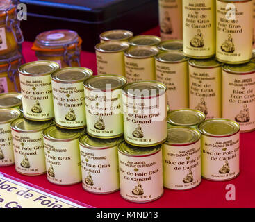 SARLAT-la-caneda, FRANCE - 2 mars 2011 : Des piles de boîtes à une vitrine à Sarlat-la-Canéda. Le foie gras est un produit de la célèbre région du Périgord. Banque D'Images